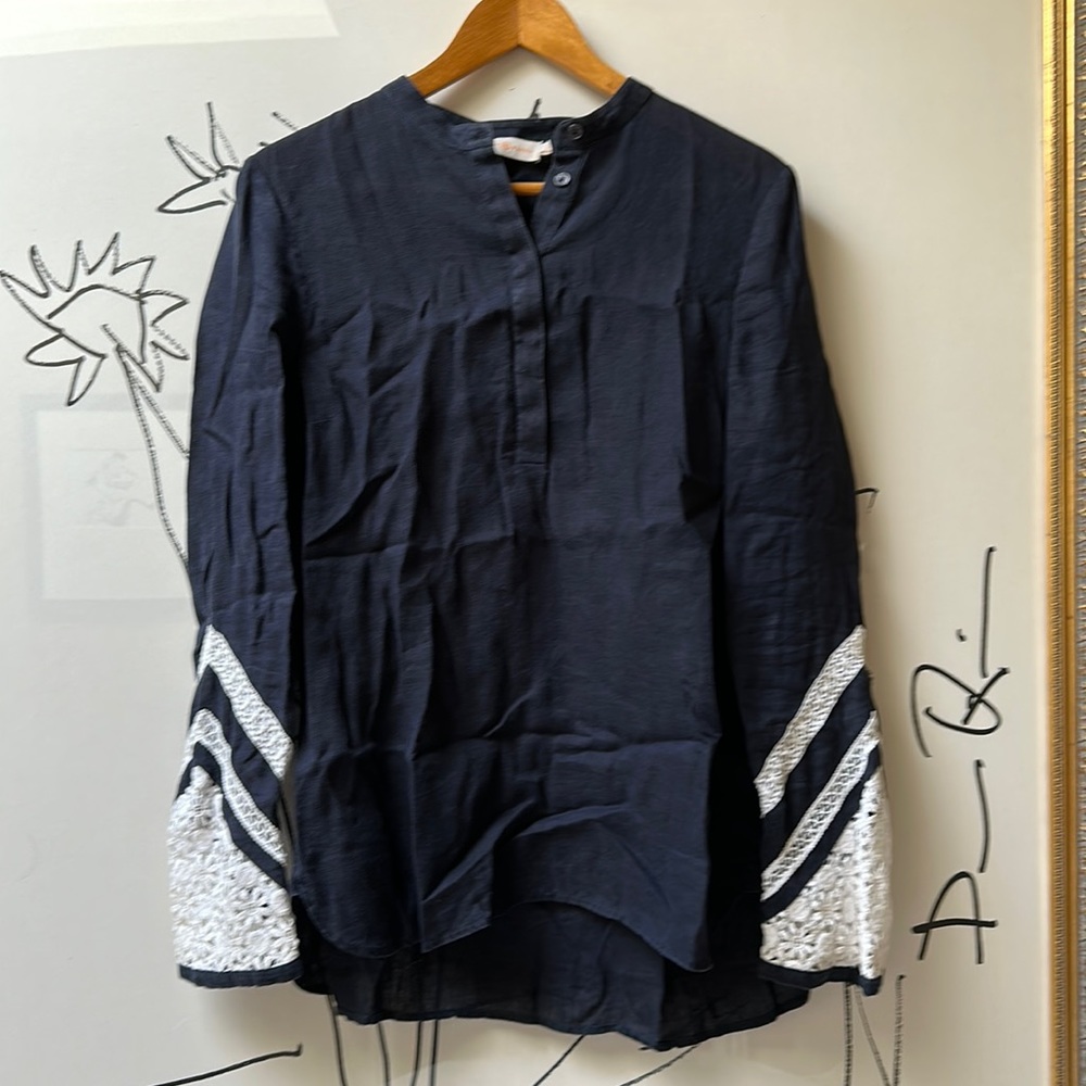 Tory Burch Linen Top with Daisy Sleeve detail. Size 10, Linen. Navy Blue